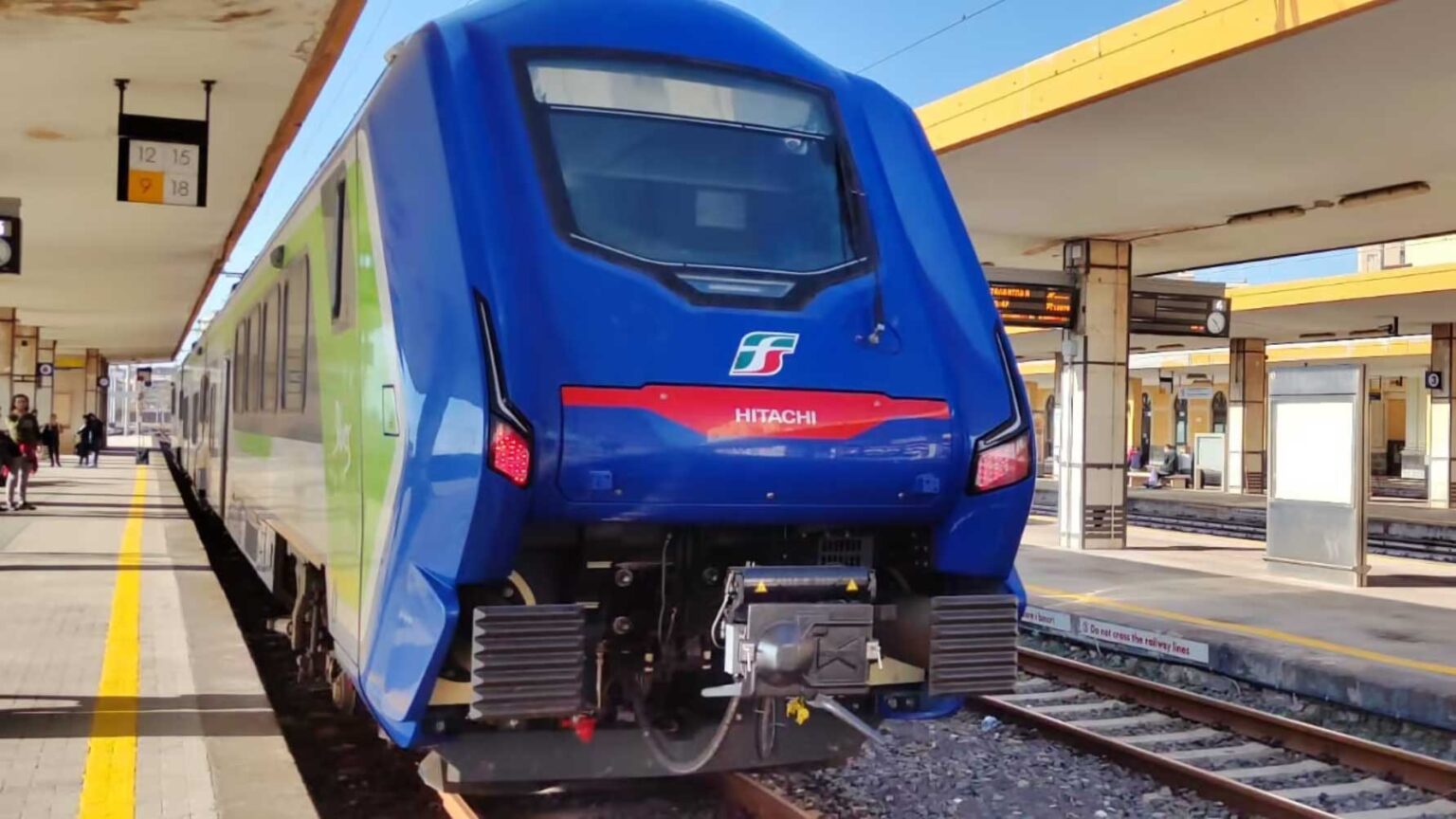 Il Treno Ibrido Blues Di Hitachi Rail Gi Attivo In Italia Macitynet It