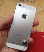 Nuovo iPhone 5 bianco: prima presa di contatto nella fotogallery da Londra