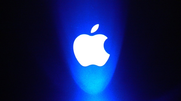 apple logo sfondo blu 620