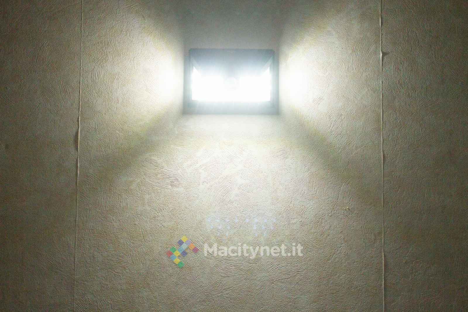 Macitynet mette alla prova Mpow GECD011AB, una lampada LED per esterni: piace per l’assenza di pulsanti e fili grazie all’accensione automatica tramite sensore di movimento ed alla ricarica della batteria con il pannello solare incorporato