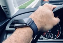 Dice di aver controllato solo l’orario, ma gli agenti la multano per uso alla guida di Apple Watch