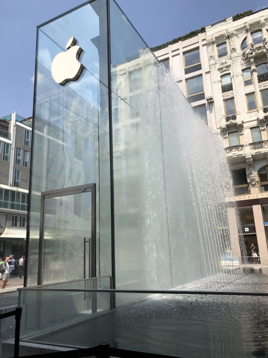 Apple Piazza Liberty Milano: in fila con Angela Ahrendts