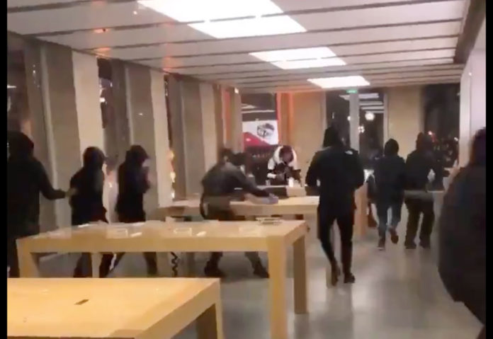 L’Apple Store di Bordeaux saccheggiato durante la protesta dei gilet gialli