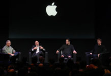 Da sinistra; Phil Schiller, Gary Bettman, Auston Matthews, Connor McDavid