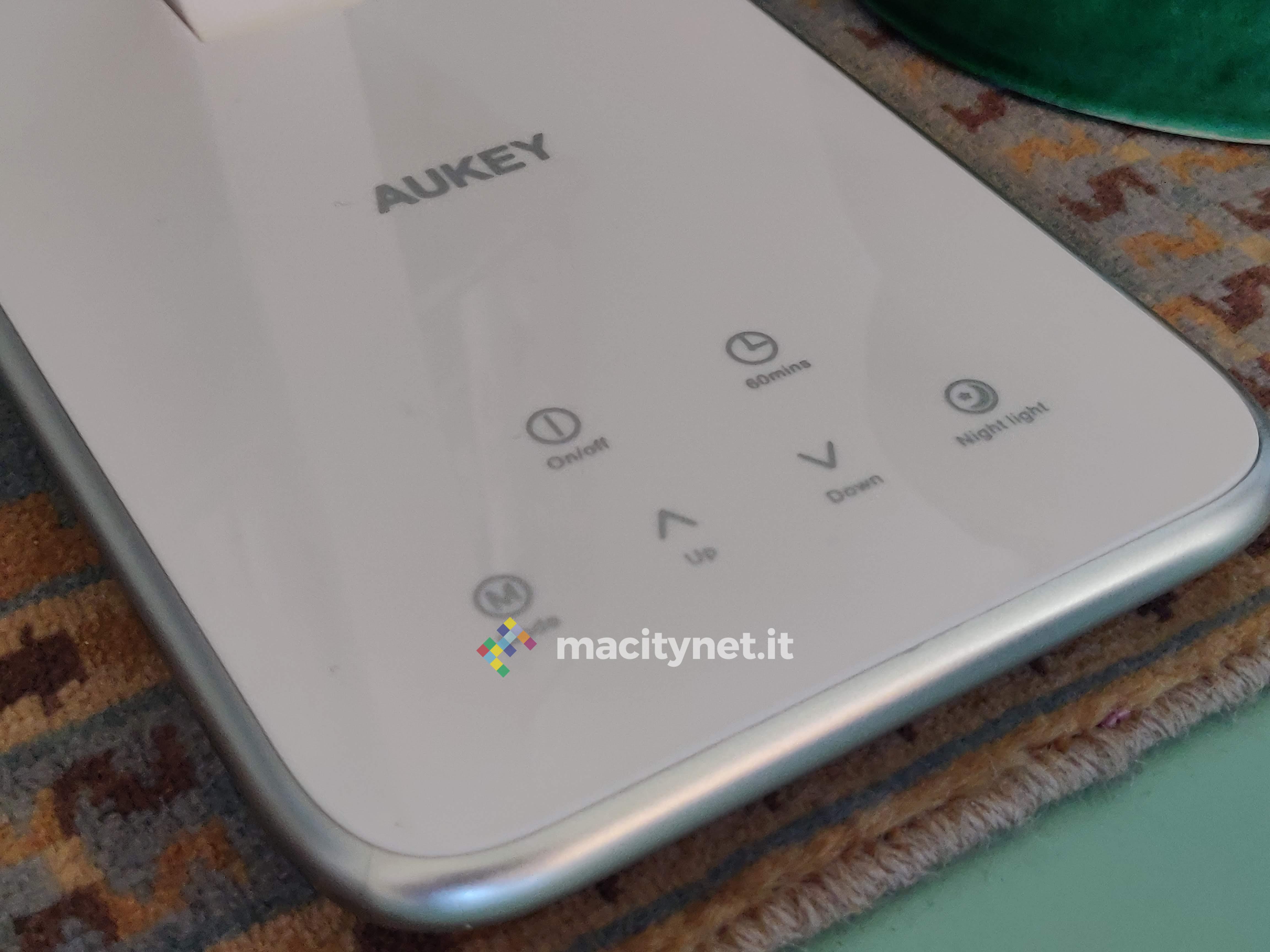 Recensione lampada Aukey dimmerabile da scrivania, economica e con tasti soft touch