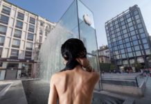 Turista nuda fa il bagno in Apple Store Piazza Liberty