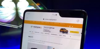 galaxy fold italia mano 12