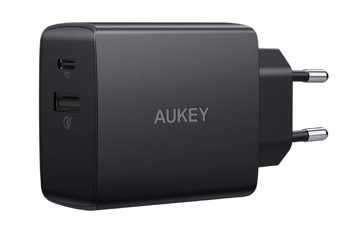Caricatore Aukey da 18W con USB-C e USB-A scontato del 45%: costa solo 10,99 euro