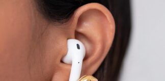 Arrivano i Pebble Pods, gli orecchini che avvolgono gli AirPod