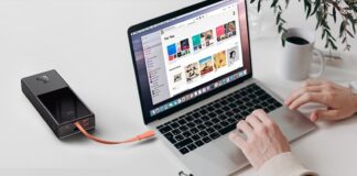 La batteria portatile di Baseus che ricarica il MacBook Pro