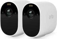 Arlo Essential Spotlight, il bundle 2 camere è in sconto del 40 per cento