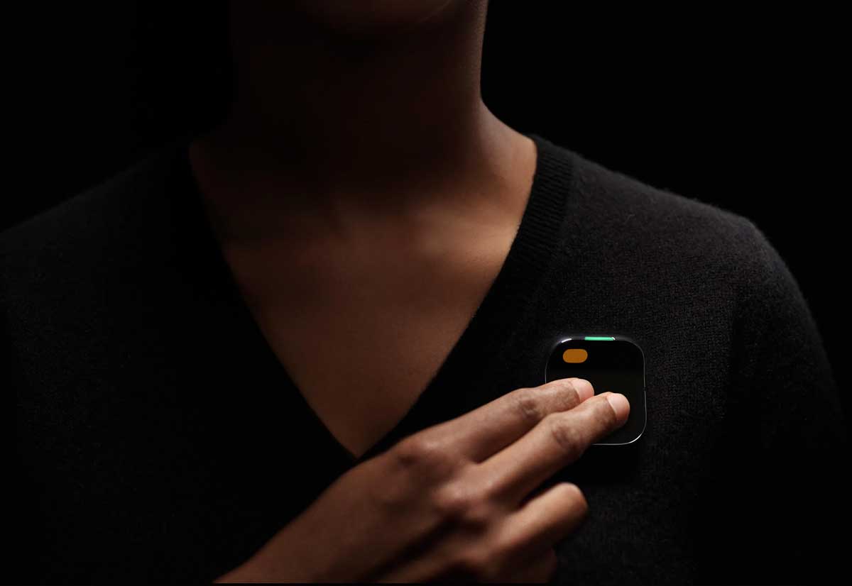 Presentato AI Pin, il miniproiettore che vuole sostituire lo smartphone