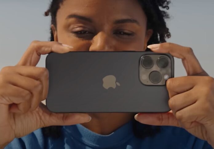 iPhone 16 tutti con Tasto Cattura per video spaziali e foto