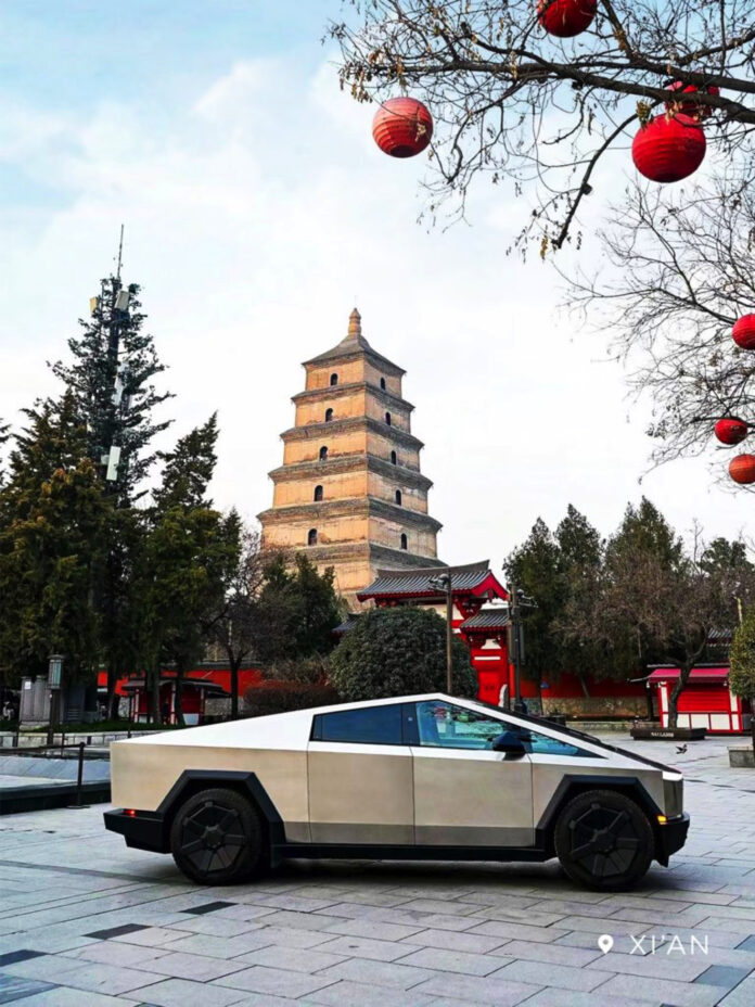 Cybetruck fa innamorare la Cina, tutti in fila per vederlo