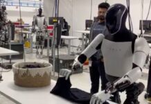 Il robot Tesla Optimus adesso piega anche le magliette