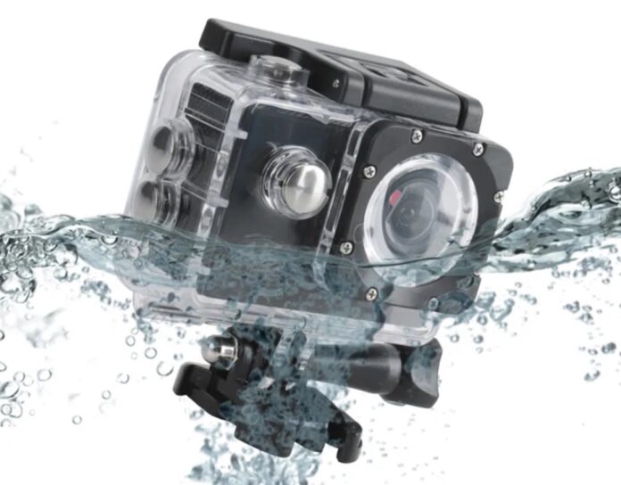 Action camera con cover subacquea e accessori a soli 22 €