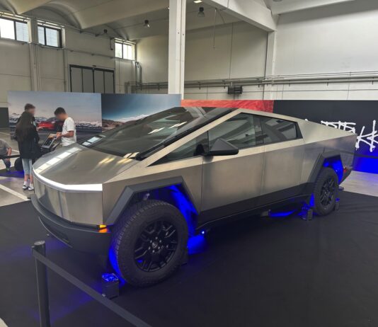 Tesla cybertruck milano daniele 100