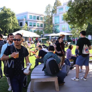 Inizia la WWDC24, sviuppatori alla carica nel Campus Apple