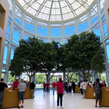 Inizia la WWDC24, sviuppatori alla carica nel Campus Apple