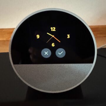 Recensione Amazon Echo Spot generazione 3, la super sveglia smart