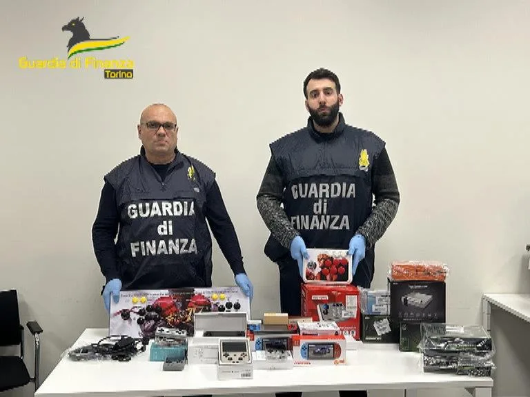 La Guardia di Finanza ha sequestrato a Torino 12 mila console piratate con giochi anni '80