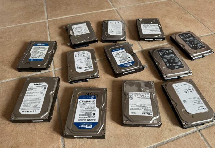 Un NAS con 24 dischi rigidi da 4TB usato da dieci anni senza problemi