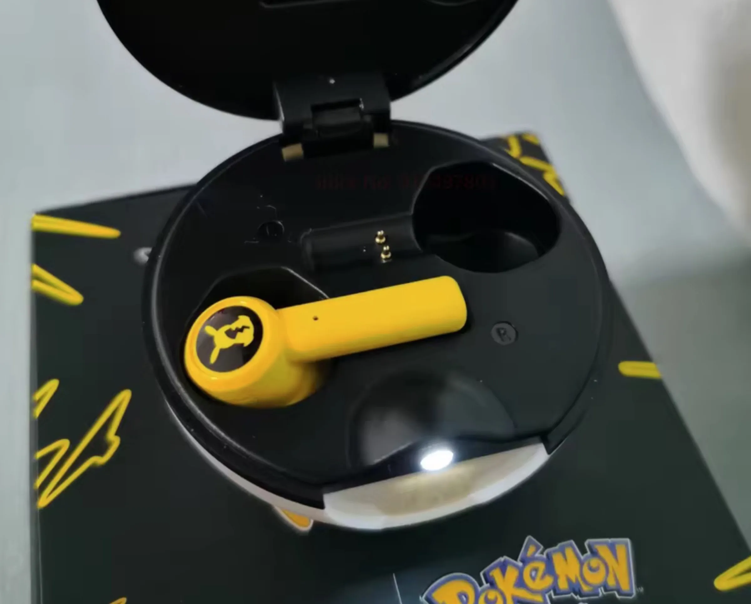 Gli auricolari Pokemon con custodia a tema a soli 14 €