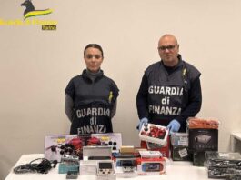 La Guardia di Finanza ha sequestrato a Torino 12 mila console piratate con giochi anni '80