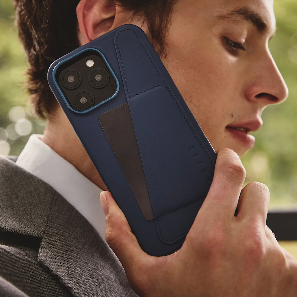 Cover in pelle per iPhone 16, Mujjo è ancora un riferimento