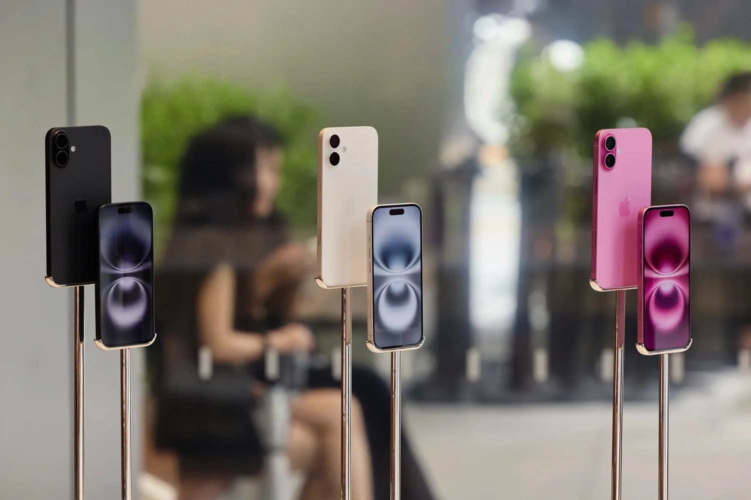 iPhone 16, AirPods 4 e Apple Watch 10 arrivano nei negozi nel mondo