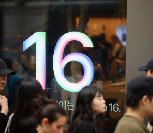 iPhone 16, AirPods 4 e Apple Watch 10 arrivano nei negozi nel mondo