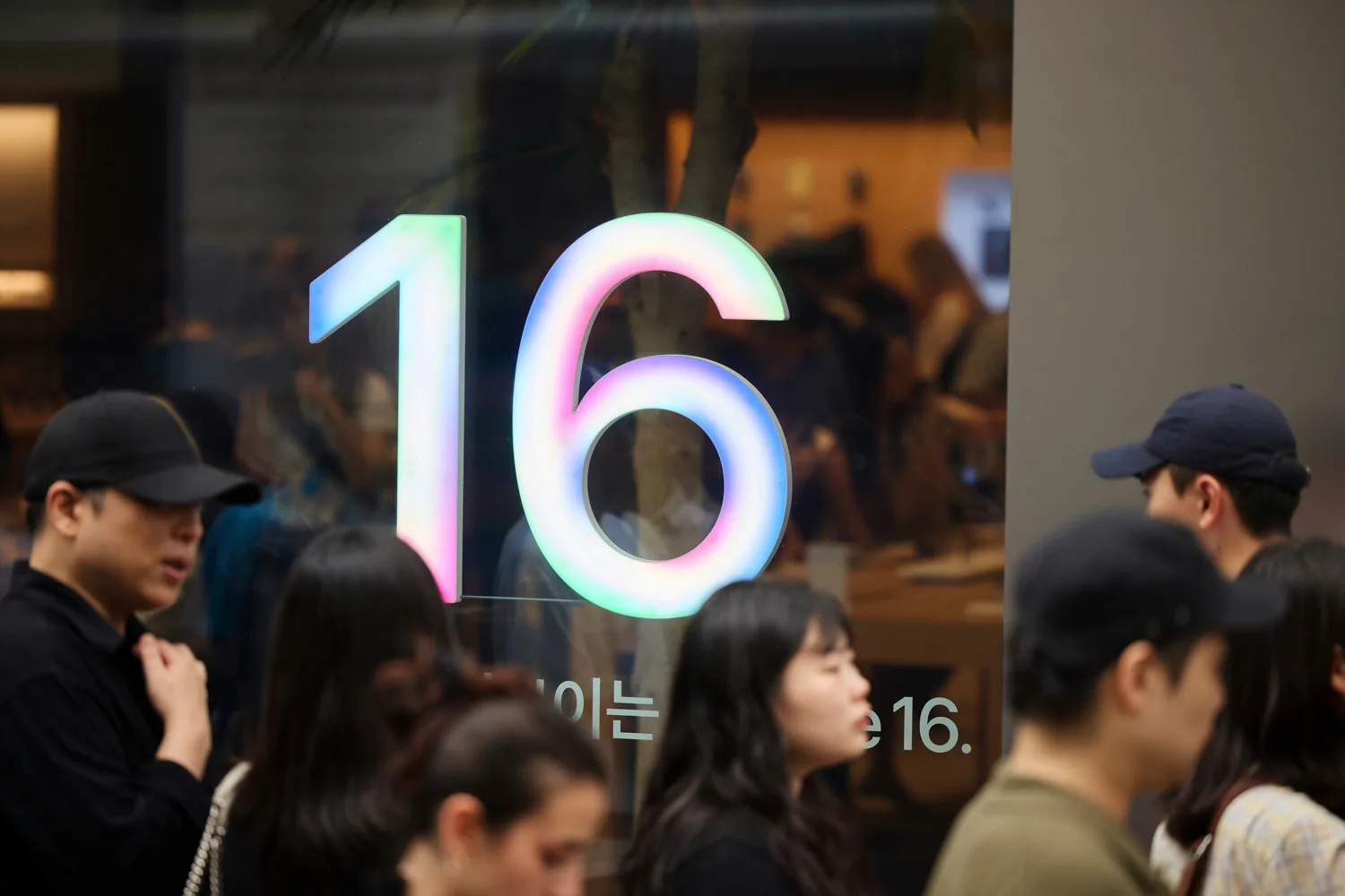 iPhone 16, AirPods 4 e Apple Watch 10 arrivano nei negozi nel mondo