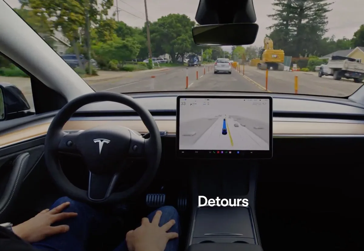 Musk e Tesla spingono la guida autonoma in vista dei robotaxi