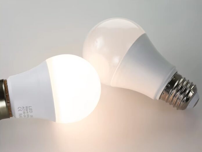 Quattro lampadine LED luce bianca a meno di 1 € - macitynet.it