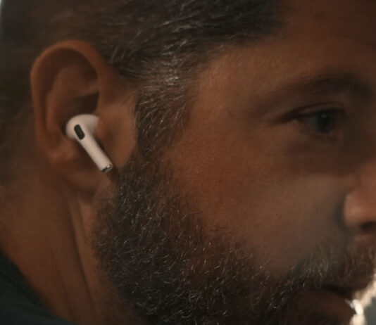 Lo spot natalizio di Apple evidenzia la funzione apparecchio acustico degli Airpods Pro, - macitynet.it