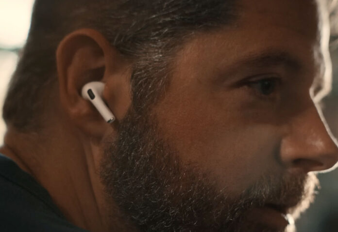 Lo spot natalizio di Apple evidenzia la funzione apparecchio acustico degli Airpods Pro, - macitynet.it