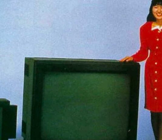 Una delle ultime TV a tubo catodico più grandi al mondo salvata dallo smaltimento - macitynet.it