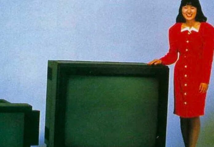 Una delle ultime TV a tubo catodico più grandi al mondo salvata dallo smaltimento - macitynet.it