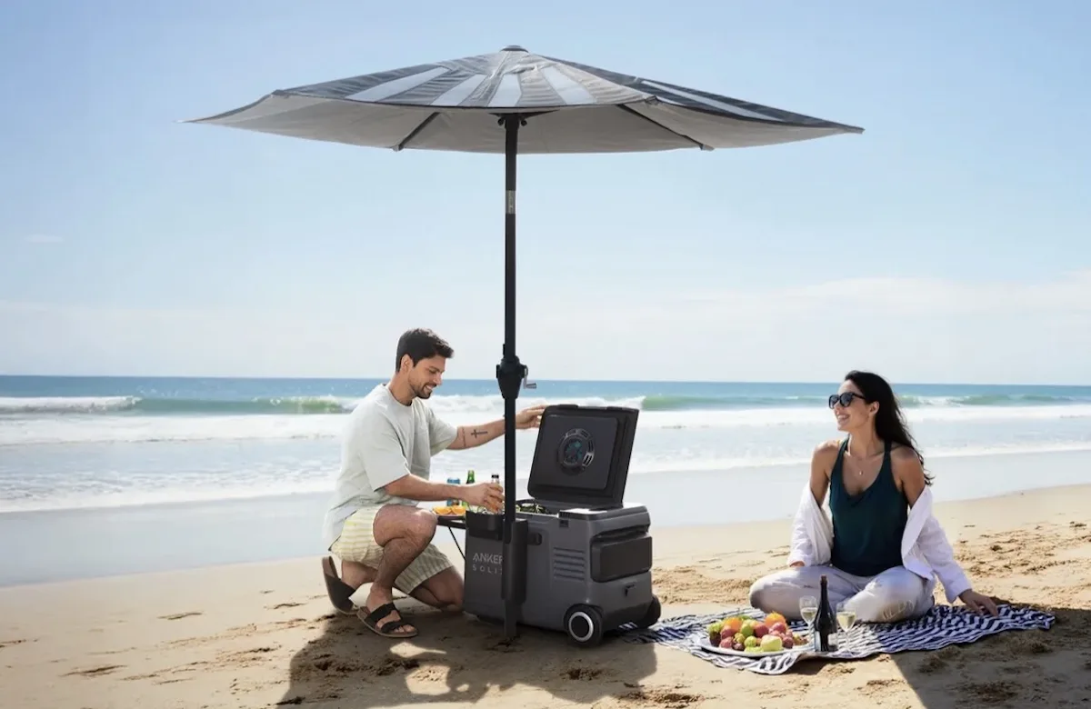 Anker Solix presenta la sua Solar Beach Umbrella con pannelli solari al CES 2025 - macitynet.it