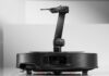 Roborock Saros Z70, l’aspirapolvere con braccio robotico rassetta la casa per voi - macitynet.it